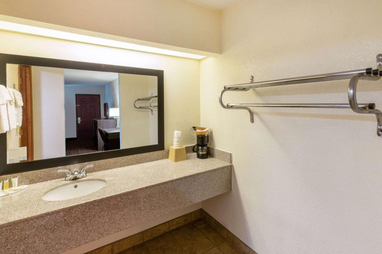 Super 8 By Wyndham Seguin Hotel Eksteriør billede